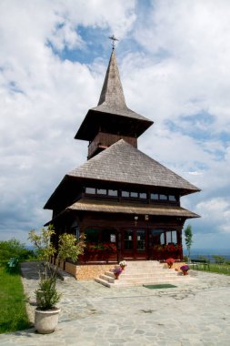 Gorj 'daki Dobrita Manastırı, Maramuresian tarzında inşa edilmiş ahşap Ortodoks kilisesiyle, dünyanın yukarısında Aziz Ilie Tesviteanul' un himayesinde ibadet edilen bir yer.