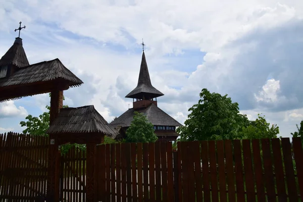 Klášter Dobrita Gorji Svým Dřevěným Pravoslavným Kostelem Postaveným Maramuresovském Stylu — Stock fotografie