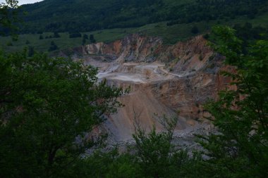 Bir sürü yeşil ağacı olan kireçtaşı ocağının manzarası..