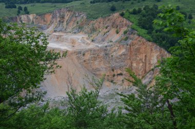 Bir sürü yeşil ağacı olan kireçtaşı ocağının manzarası..
