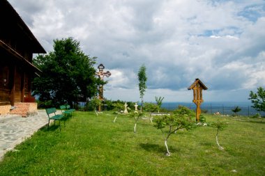 Haç resimli manzara ve Dobrita, Romanya ve Avrupa 'dan bir kilise.