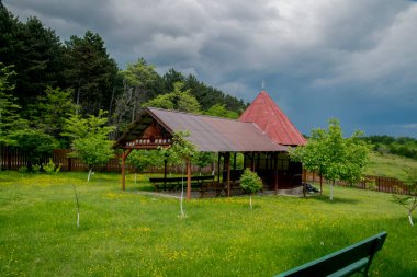 Ortodoks Kilisesi 'nin bölgesindeki tahta çardak, Sfantul Ilie Dobrita