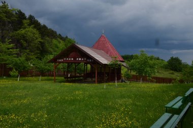 Ortodoks Kilisesi 'nin bölgesindeki tahta çardak, Sfantul Ilie Dobrita