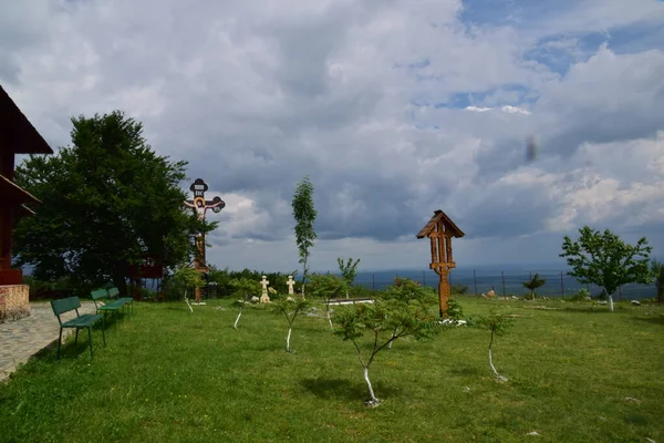 十字架のイメージを持つ風景とドブリタからの教会 ルーマニア ヨーロッパ — ストック写真