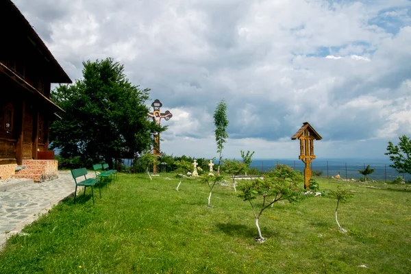 Landskab Med Billede Kors Kirke Fra Dobrita Rumænien Europa - Stock-foto