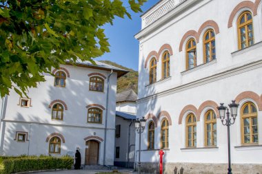 Bistrita Manastırı, Romanya 'nın ilk baskı makinesinin kurulduğu Kostesti komünü Bistrita köyündeki Craiovesti boyarlarının Ortodoks vakfı