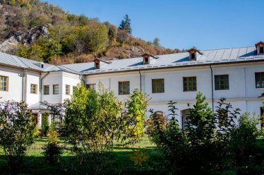 Bistrita Manastırı, Romanya 'nın ilk baskı makinesinin kurulduğu Kostesti komünü Bistrita köyündeki Craiovesti boyarlarının Ortodoks vakfı