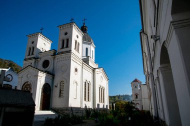 Bistrita Manastırı, Romanya 'nın ilk baskı makinesinin kurulduğu Kostesti komünü Bistrita köyündeki Craiovesti boyarlarının Ortodoks vakfı