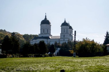 Dobrogea 'nın kuzeyinde yer alan Celiç-Dere Manastırı, Meryem Ana' nın Varsayımına adanmıştır ve Türkçe 'de Celiç-Dere' den alınan isim çelik akıntısı anlamına gelmektedir.