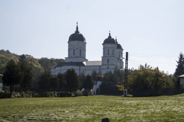 Dobrogea 'nın kuzeyinde yer alan Celiç-Dere Manastırı, Meryem Ana' nın Varsayımına adanmıştır ve Türkçe 'de Celiç-Dere' den alınan isim çelik akıntısı anlamına gelmektedir.