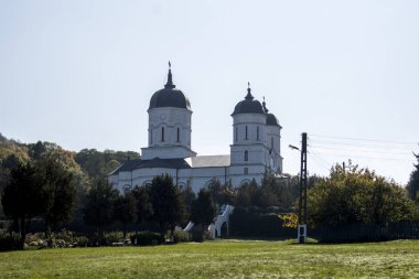Dobrogea 'nın kuzeyinde yer alan Celiç-Dere Manastırı, Meryem Ana' nın Varsayımına adanmıştır ve Türkçe 'de Celiç-Dere' den alınan isim çelik akıntısı anlamına gelmektedir.