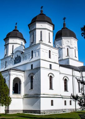 Dobrogea 'nın kuzeyinde yer alan Celiç-Dere Manastırı, Meryem Ana' nın Varsayımına adanmıştır ve Türkçe 'de Celiç-Dere' den alınan isim çelik akıntısı anlamına gelmektedir.