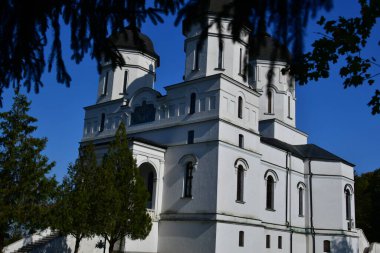 Dobrogea 'nın kuzeyinde yer alan Celiç-Dere Manastırı, Meryem Ana' nın Varsayımına adanmıştır ve Türkçe 'de Celiç-Dere' den alınan isim çelik akıntısı anlamına gelmektedir.