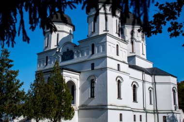 Dobrogea 'nın kuzeyinde yer alan Celiç-Dere Manastırı, Meryem Ana' nın Varsayımına adanmıştır ve Türkçe 'de Celiç-Dere' den alınan isim çelik akıntısı anlamına gelmektedir.