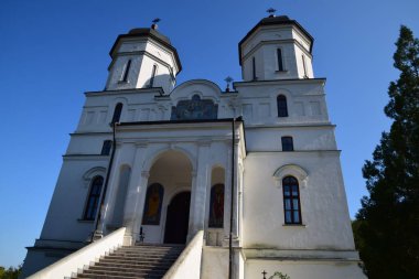 Dobrogea 'nın kuzeyinde yer alan Celiç-Dere Manastırı, Meryem Ana' nın Varsayımına adanmıştır ve Türkçe 'de Celiç-Dere' den alınan isim çelik akıntısı anlamına gelmektedir.