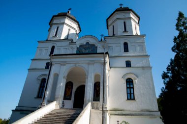 Dobrogea 'nın kuzeyinde yer alan Celiç-Dere Manastırı, Meryem Ana' nın Varsayımına adanmıştır ve Türkçe 'de Celiç-Dere' den alınan isim çelik akıntısı anlamına gelmektedir.