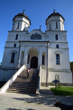 Dobrogea 'nın kuzeyinde yer alan Celiç-Dere Manastırı, Meryem Ana' nın Varsayımına adanmıştır ve Türkçe 'de Celiç-Dere' den alınan isim çelik akıntısı anlamına gelmektedir.