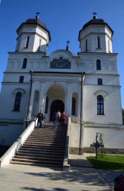 Dobrogea 'nın kuzeyinde yer alan Celiç-Dere Manastırı, Meryem Ana' nın Varsayımına adanmıştır ve Türkçe 'de Celiç-Dere' den alınan isim çelik akıntısı anlamına gelmektedir.