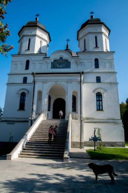 Dobrogea 'nın kuzeyinde yer alan Celiç-Dere Manastırı, Meryem Ana' nın Varsayımına adanmıştır ve Türkçe 'de Celiç-Dere' den alınan isim çelik akıntısı anlamına gelmektedir.