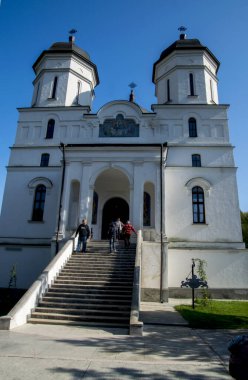 Dobrogea 'nın kuzeyinde yer alan Celiç-Dere Manastırı, Meryem Ana' nın Varsayımına adanmıştır ve Türkçe 'de Celiç-Dere' den alınan isim çelik akıntısı anlamına gelmektedir.
