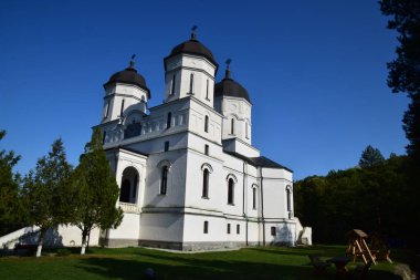 Dobrogea 'nın kuzeyinde yer alan Celiç-Dere Manastırı, Meryem Ana' nın Varsayımına adanmıştır ve Türkçe 'de Celiç-Dere' den alınan isim çelik akıntısı anlamına gelmektedir.