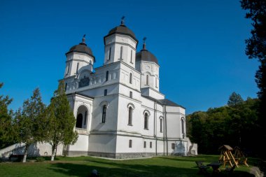 Dobrogea 'nın kuzeyinde yer alan Celiç-Dere Manastırı, Meryem Ana' nın Varsayımına adanmıştır ve Türkçe 'de Celiç-Dere' den alınan isim çelik akıntısı anlamına gelmektedir.