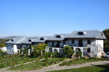 Dobrogea 'nın kuzeyinde yer alan Celiç-Dere Manastırı, Meryem Ana' nın Varsayımına adanmıştır ve Türkçe 'de Celiç-Dere' den alınan isim çelik akıntısı anlamına gelmektedir.