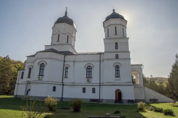 Dobrogea 'nın kuzeyinde yer alan Celiç-Dere Manastırı, Meryem Ana' nın Varsayımına adanmıştır ve Türkçe 'de Celiç-Dere' den alınan isim çelik akıntısı anlamına gelmektedir.
