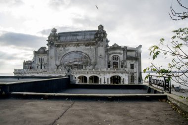Constana 'daki Kumarhane tarihi bir binadır. Şehrin temsili sembollerinden biridir. Yarımadanın uçurumundaki tarihi merkezdedir.