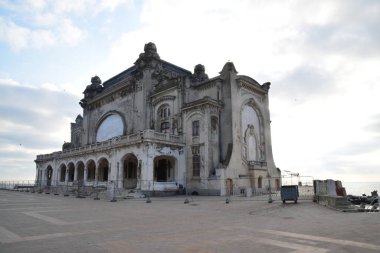 Constana 'daki Kumarhane tarihi bir binadır. Şehrin temsili sembollerinden biridir. Yarımadanın uçurumundaki tarihi merkezdedir.