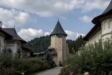 Romen Ortodoks Hıristiyan Hıristiyan Büyük Stefan ve Ortodoks Hıristiyanların Azizi Aziz tarafından kurulan Ortodoks Hıristiyan Manastırı 'na adanmış Putna Manastırı.