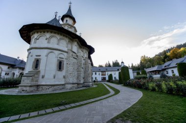 Romen Ortodoks Hıristiyan Hıristiyan Büyük Stefan ve Ortodoks Hıristiyanların Azizi Aziz tarafından kurulan Ortodoks Hıristiyan Manastırı 'na adanmış Putna Manastırı.