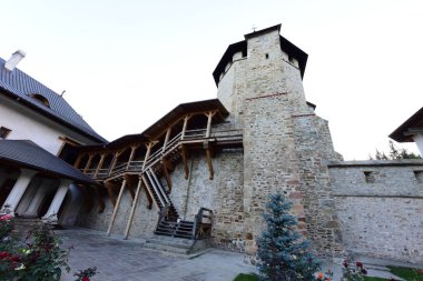 Romen Ortodoks Hıristiyan Hıristiyan Büyük Stefan ve Ortodoks Hıristiyanların Azizi Aziz tarafından kurulan Ortodoks Hıristiyan Manastırı 'na adanmış Putna Manastırı.