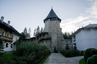 Romen Ortodoks Hıristiyan Hıristiyan Büyük Stefan ve Ortodoks Hıristiyanların Azizi Aziz tarafından kurulan Ortodoks Hıristiyan Manastırı 'na adanmış Putna Manastırı.