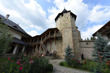Romen Ortodoks Hıristiyan Hıristiyan Büyük Stefan ve Ortodoks Hıristiyanların Azizi Aziz tarafından kurulan Ortodoks Hıristiyan Manastırı 'na adanmış Putna Manastırı.