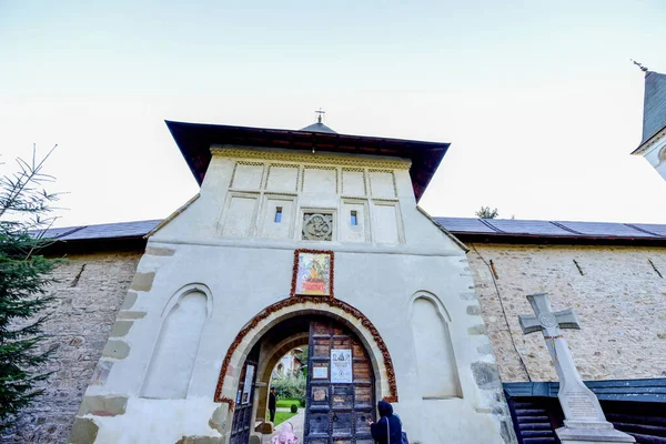 パットナ修道院は ルーマニアのヴォイヴォードステファン大聖堂と正教会のキリスト教徒によって設立された神の母 正統派キリスト教修道院の寮に特化しました — ストック写真