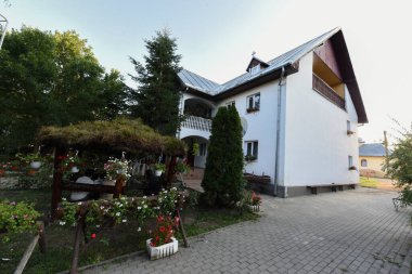  Manastırdaki çiçekler Kutsal Şehit Dimitrie Myrrh Springer 'a adanmıştır. Cennetin bir köşesi. 