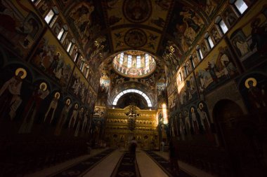 DumbravaManastırı 'ndaki mimari ve dini detaylar, şu anda Ortodoks Hıristiyan paradisesinin bir köşesi olan Büyük Şehit Dimitrie Izvortorul de Mir' e adanmıştır. Manastır yetim çocuklar, acı çeken yaşlılar ve hatta yardıma ihtiyacı olan anneler için bir evdir.