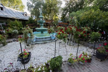 Ortodoks Hıristiyan Manastırı 'nın mimari detayları Ortodoks Hıristiyan dininin cennetin bir köşesi olan Kutsal Şehit Dimitrie Myrrrh Springer' e adanmıştır.