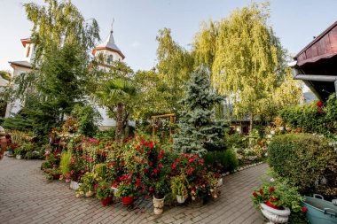 Ortodoks Hıristiyan Manastırı 'nın mimari detayları Ortodoks Hıristiyan dininin cennetin bir köşesi olan Kutsal Şehit Dimitrie Myrrrh Springer' e adanmıştır.