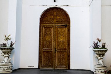 Ortodoks Hıristiyan Manastırı 'nın mimari detayları Ortodoks Hıristiyan dininin cennetin bir köşesi olan Kutsal Şehit Dimitrie Myrrrh Springer' e adanmıştır.