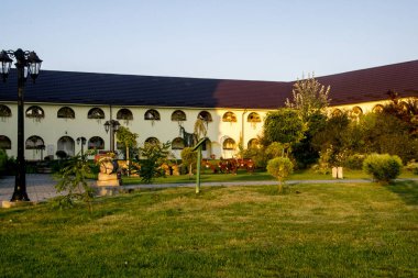 Ortodoks Hıristiyan Manastırı 'nın mimari detayları Ortodoks Hıristiyan dininin cennetin bir köşesi olan Kutsal Şehit Dimitrie Myrrrh Springer' e adanmıştır.