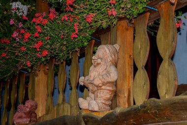  Manastırdaki çiçekler Kutsal Şehit Dimitrie Myrrh Springer 'a adanmıştır. Cennetin bir köşesi. 