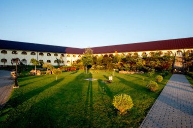 Ortodoks Hıristiyan Manastırı 'nın mimari detayları Ortodoks Hıristiyan dininin cennetin bir köşesi olan Kutsal Şehit Dimitrie Myrrrh Springer' e adanmıştır.