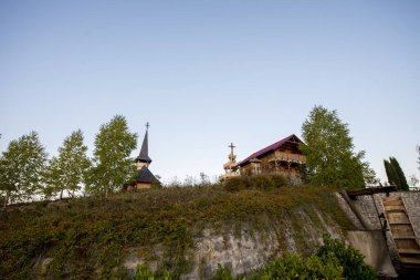 Ortodoks Hıristiyan Manastırı 'nın mimari detayları Ortodoks Hıristiyan dininin cennetin bir köşesi olan Kutsal Şehit Dimitrie Myrrrh Springer' e adanmıştır.