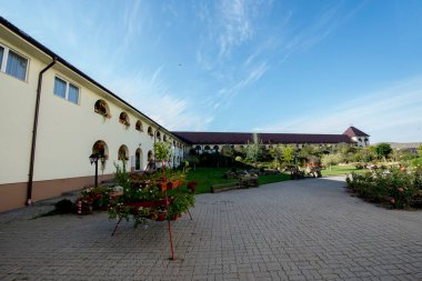 Dumbrava Manastırı 'nda, kutsal şehit Dimitrie Myrrh Springer' a adanmıştır. Cennetin bir köşesi. Ortodoksan Hıristiyanlık. Dumbrava Manastırı 'nda büyük şehit Dimitrie Myrrrrh Springer, OrtodoksHıristiyan Ortodokslar' ın bir köşesidir.