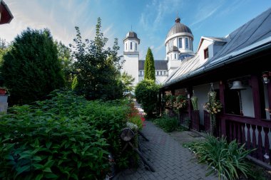 Dumbrava Manastırı 'nda, kutsal şehit Dimitrie Myrrh Springer' a adanmıştır. Cennetin bir köşesi. Ortodoksan Hıristiyanlık. Dumbrava Manastırı 'nda büyük şehit Dimitrie Myrrrrh Springer, OrtodoksHıristiyan Ortodokslar' ın bir köşesidir.