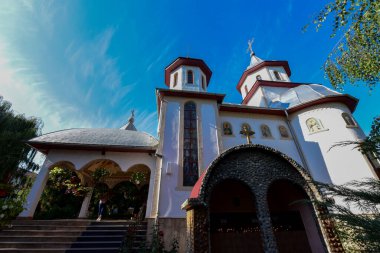 Dumbrava Manastırı 'nda, kutsal şehit Dimitrie Myrrh Springer' a adanmıştır. Cennetin bir köşesi. Ortodoksan Hıristiyanlık. Dumbrava Manastırı 'nda büyük şehit Dimitrie Myrrrrh Springer, OrtodoksHıristiyan Ortodokslar' ın bir köşesidir.