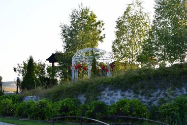 Dumbrava Manastırı 'nda, kutsal şehit Dimitrie Myrrh Springer' a adanmıştır. Cennetin bir köşesi. Ortodoksan Hıristiyanlık. Dumbrava Manastırı 'nda büyük şehit Dimitrie Myrrrrh Springer, OrtodoksHıristiyan Ortodokslar' ın bir köşesidir.