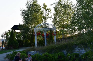 Dumbrava Manastırı 'nda, kutsal şehit Dimitrie Myrrh Springer' a adanmıştır. Cennetin bir köşesi. Ortodoksan Hıristiyanlık. Dumbrava Manastırı 'nda büyük şehit Dimitrie Myrrrrh Springer, OrtodoksHıristiyan Ortodokslar' ın bir köşesidir.